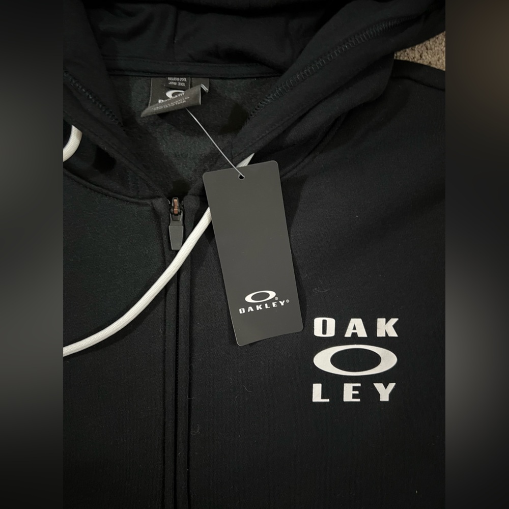 NWT Oakley Zipup - Picture 2 of 3
